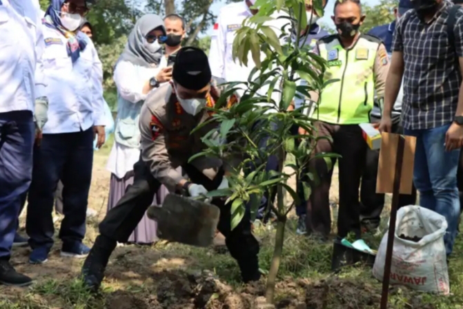 Kapolresta Deli Serdang bersama Ikatan Alumni SMPN IX Medan Tanam 1000 Pohon