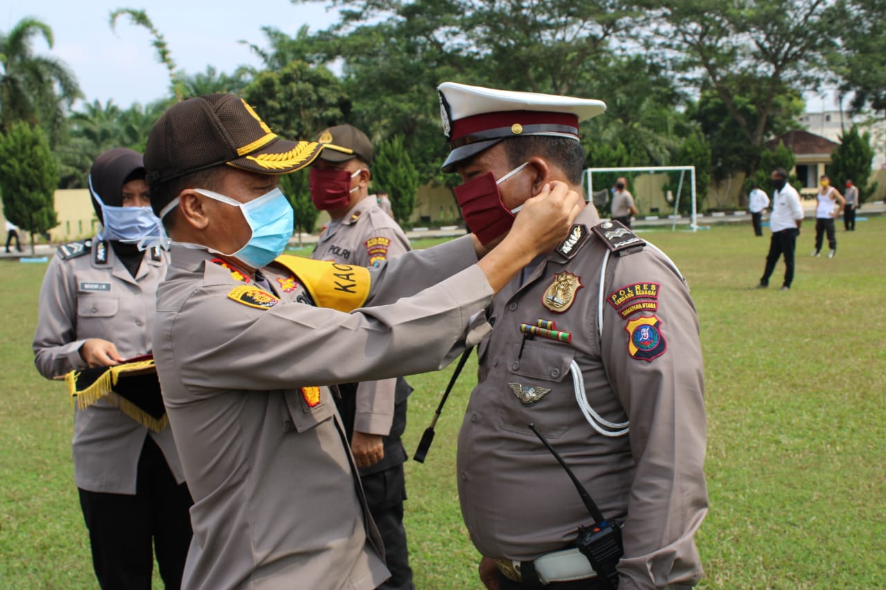 Cegah Penyebaran Covid-19, Kapolres Sergai Bagikan Masker Kepada Personel
