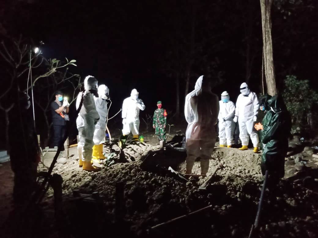 Babinsa Kawal Pemakaman Warga Binaannya secara Protokoler 