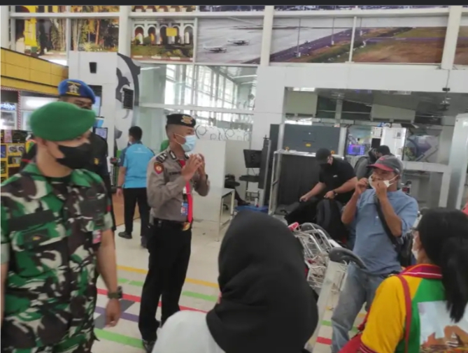 Personil Polsek Bandara Kualanamu Laksanakan Patroli Yustisi, Pastikan Pengunjung Bandara Patuhi Pro