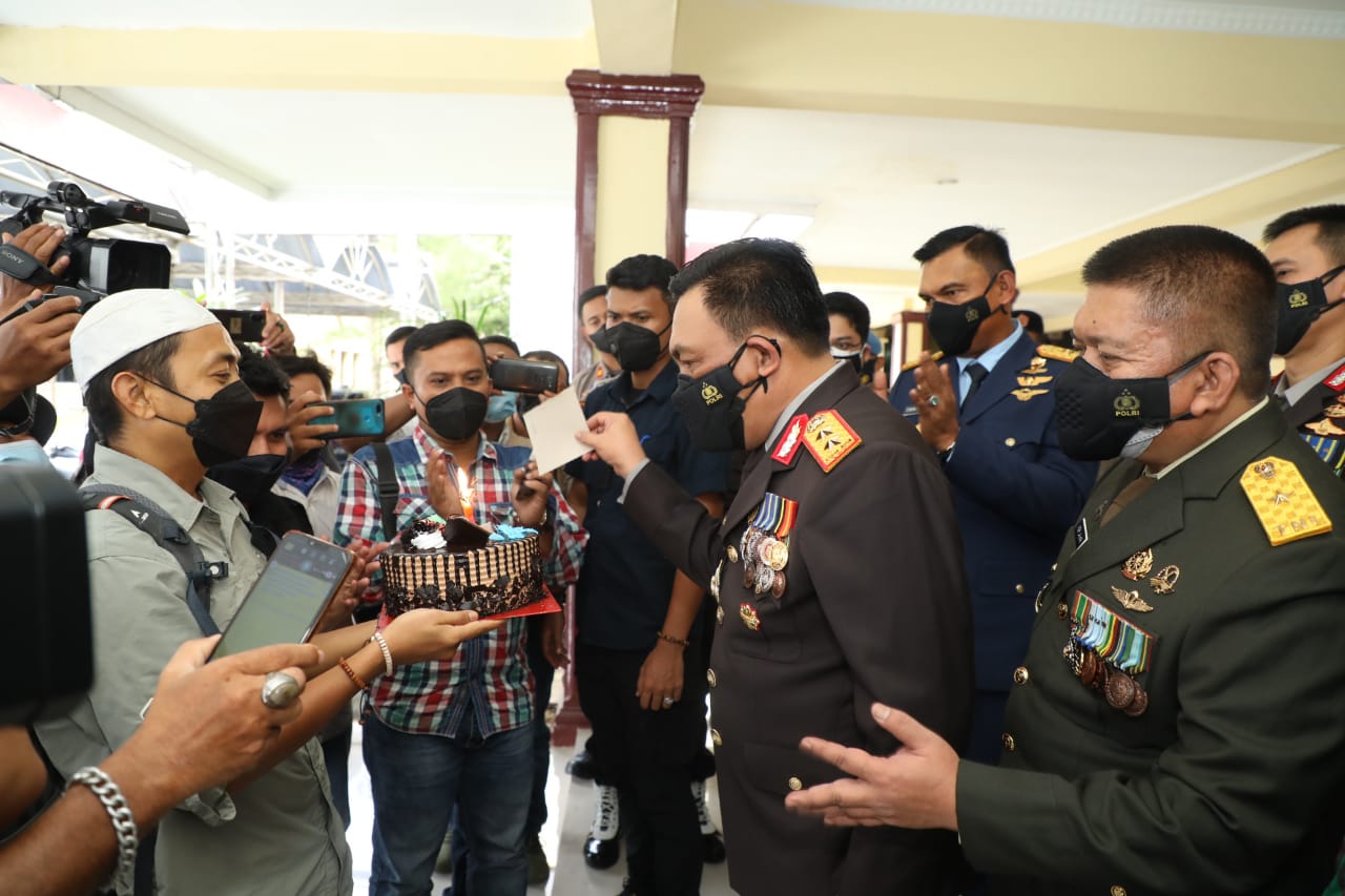 Kapolda Sumut Terharu Terima Kue di HUT Bhayangkara ke 75 Tahun dari Wartawan