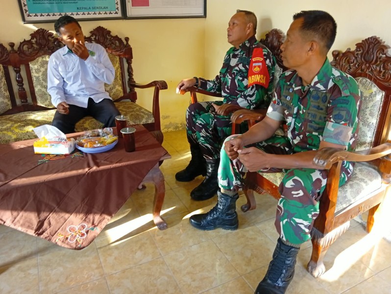 Jalin Silaturahmi, Babinsa Koramil 11 Manyaran Perkuat Sinergitas dengan Kepala MI Muhammadiyah Tlenyeng
