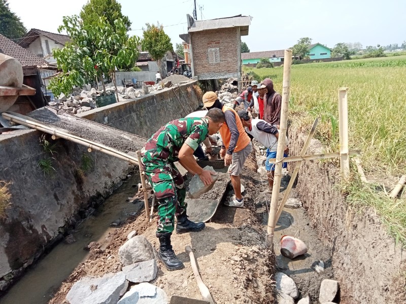 Perkuat Irigasi Pertanian, Babinsa Ketaon Bersama Warga Bangun Talud
