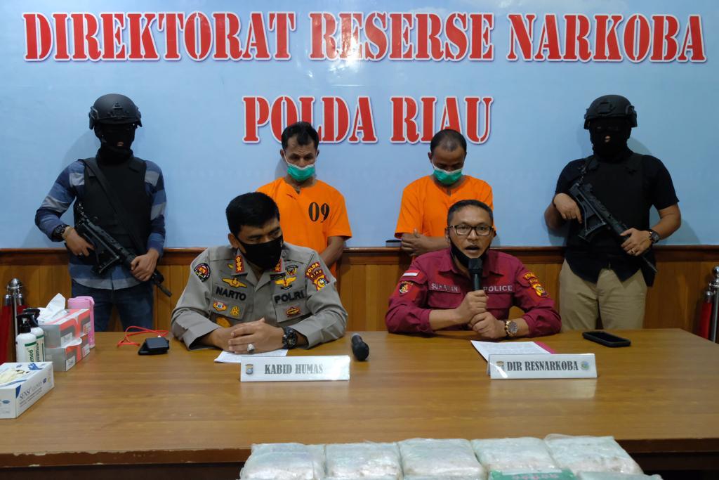 Direktorat Narkoba Polda Riau  Ringkus 2 Pelaku Dan Sita 15,8 Kg Sabu