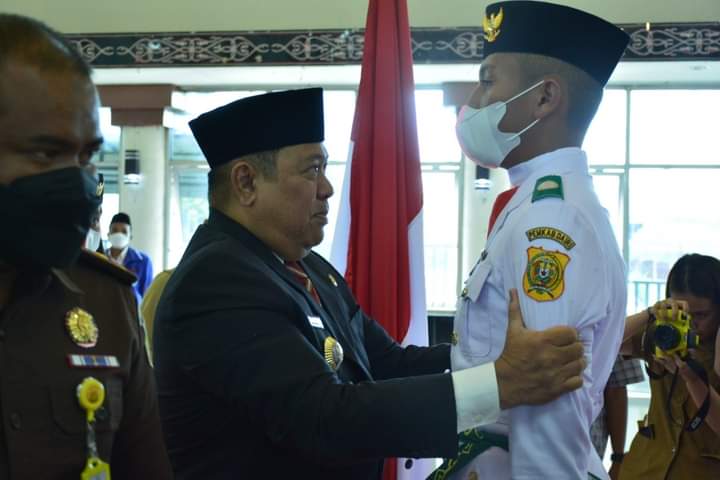 Bupati Dairi Eddy Berutu Kukuhkan 10 Anggota Paskibraka Dairi