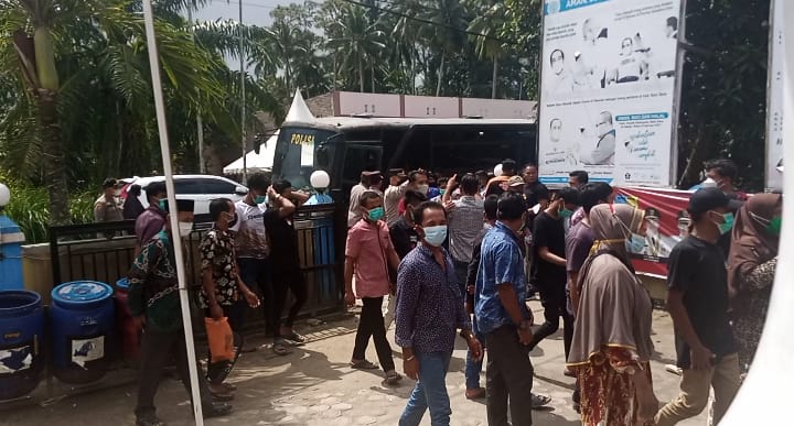 Vaksinasi : Personil Kepolisian Batubara Jemput Masyarakat Pesisir Di Pedalaman .