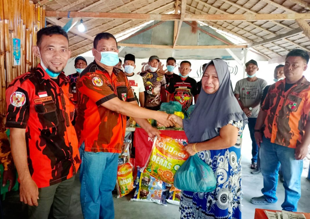 HUT Pemuda Pancasila ke 62  PAC.Pemuda Pancasila Panai Hulu bagi Paket Sembako untuk Keluarga Sesepu