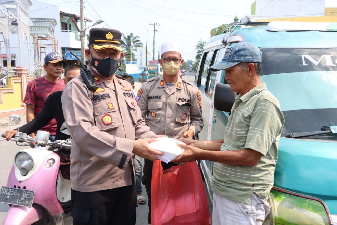 Jumat Barokah: Polres Pelabuhan Belawan Bagikan Nasi Kotak Kepada Warga