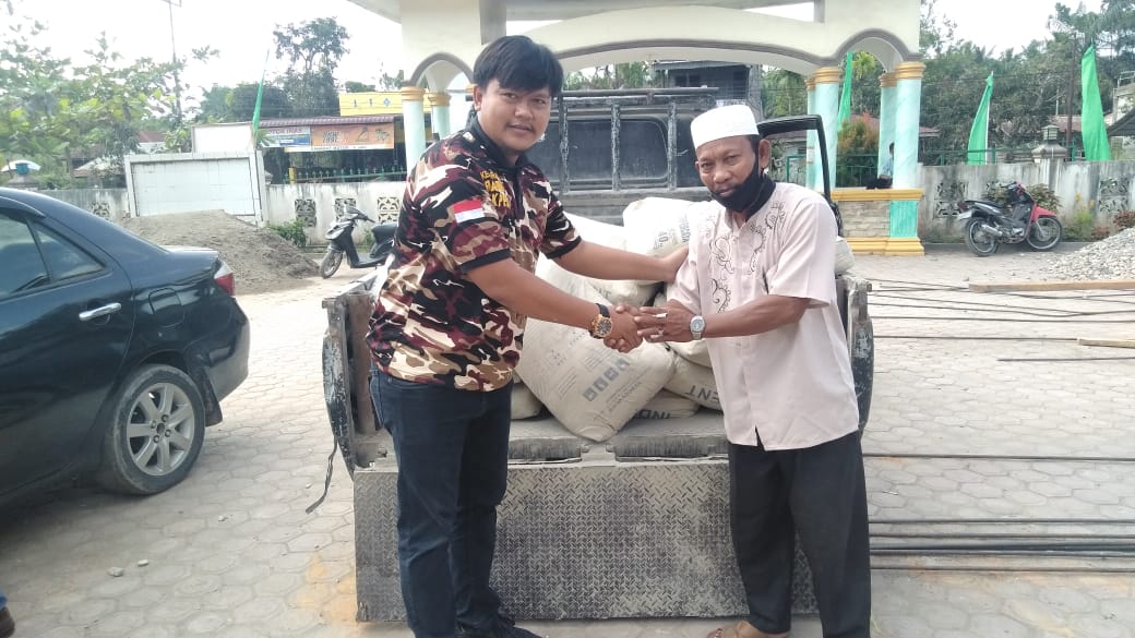 Ketua FKPPI 0209/LB bantu 20 zag semen untuk pembangunan masjid Al Husna di Panai Hulu