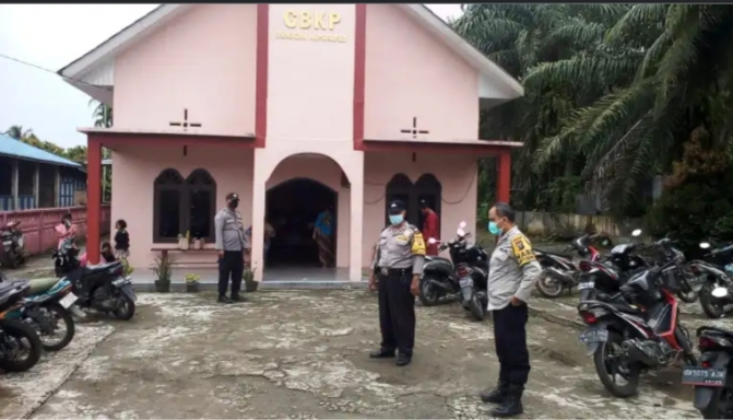 Personil Polsek Namorambe Melaksanakan Pengamanan Di Gereja