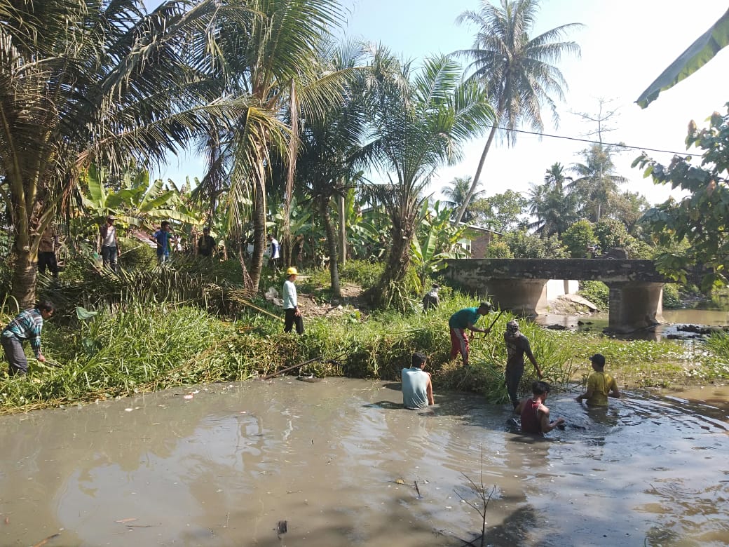Jumat Bersih, Perangkat Desa Liberia Gotong- Royong Bersihkan Aliran Sungai Liberia menuju Matapao