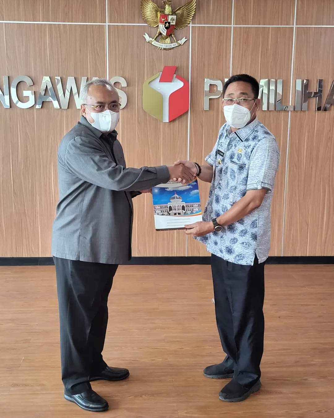 Bupati Labusel serahkan sertifikat  tanah kepada Sekjen Bawaslu RI di Jakarta 