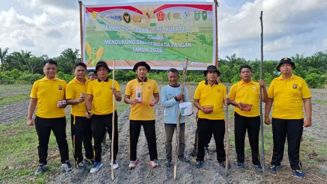 Kapolsek Iptu Zulfahli.S.H.M .H.Dan Personil Polsek Bukit Kapur Gelar Penanaman Jagung Dukung Ketahanan Pangan