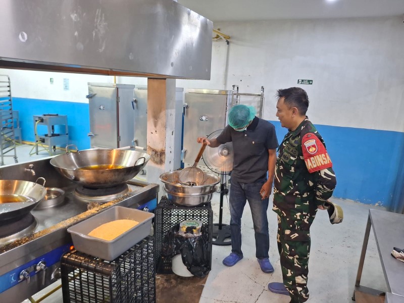 Pastikan Kebersihan Makanan, Babinsa Danukusuman Cek Langsung Dapur SPPG