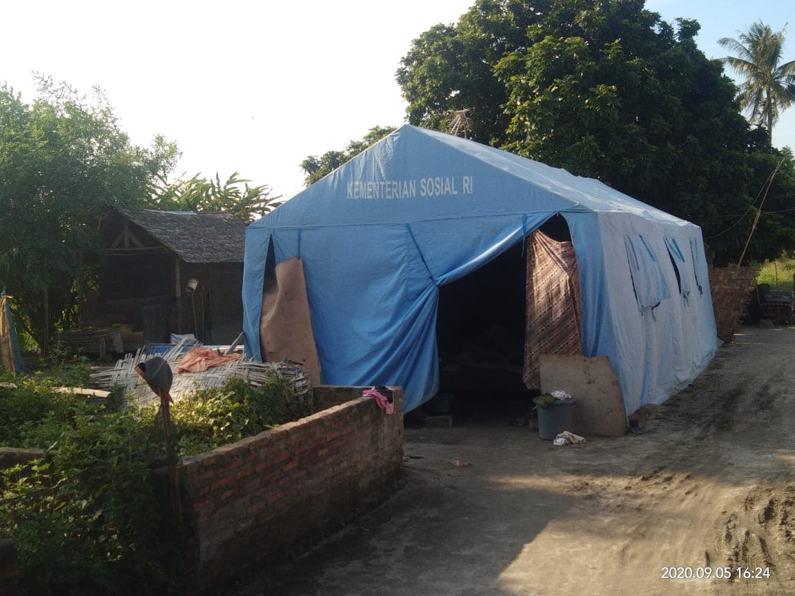 4 Bulan Rumah Hancur  di Terjang Angin Puting Beliung, Dua Keluarga Tinggal di Tenda Biru