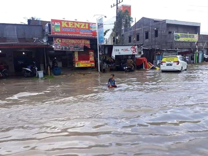 Akibat Pasang Keling Air Laut Ditambah Hujan,Kota Dumai Di Landa Banjir