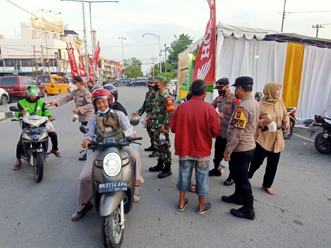 Polsek Pecut Sei Tuan Bagikan Takjil di Jalan Pancing