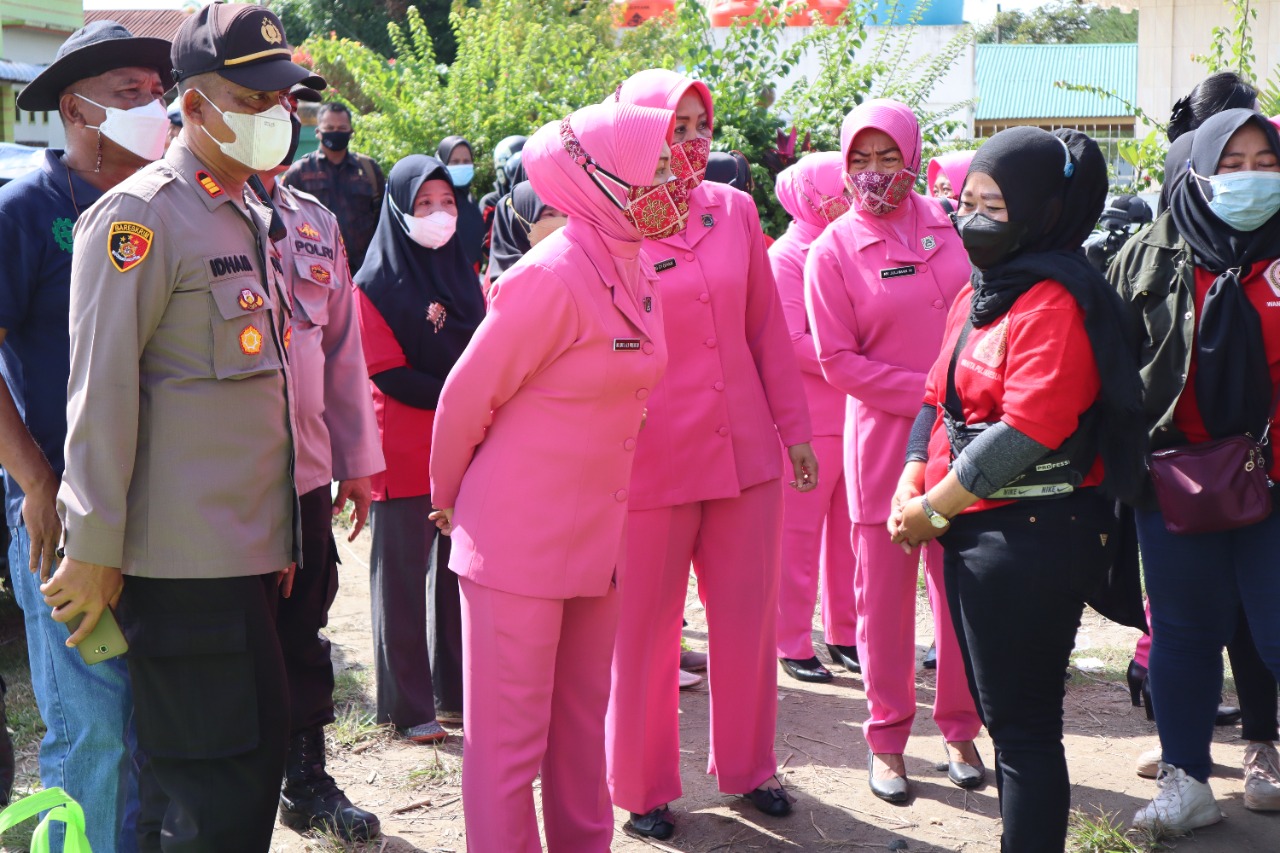 Ketua Bhayangkari Cabang Polres Sergai Berikan Bantuan 100 Paket Sembako