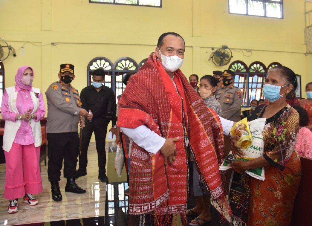 Bupati Batu Bara Bersama Kapolres Dan KSJ Serahkan Bantuan Kepada Anak Yatim & Pengurus Gereja
