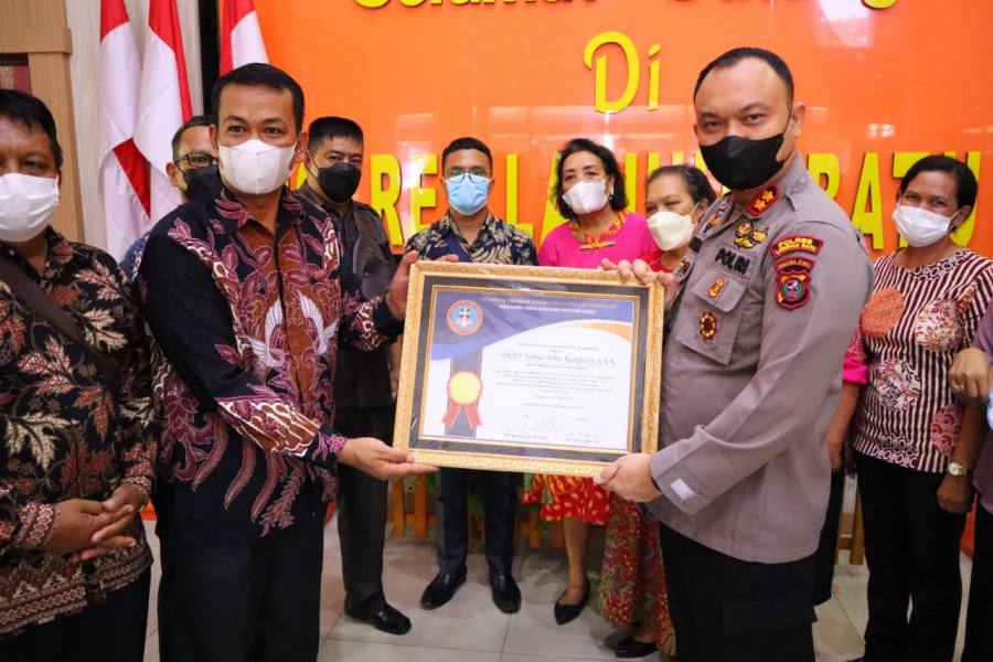 Kapolres Labuhanbatu mendapat Piagam Perhargaan dari Moderamen GBKP