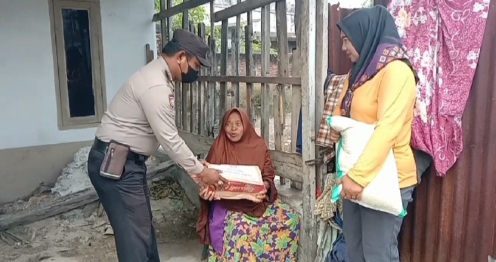 Bhabinkamtibmas Aiptu Mustakim Berikan Bantuan Kepada keluarga Kurang Mampu RT 13 Kelurahan P.Sesai