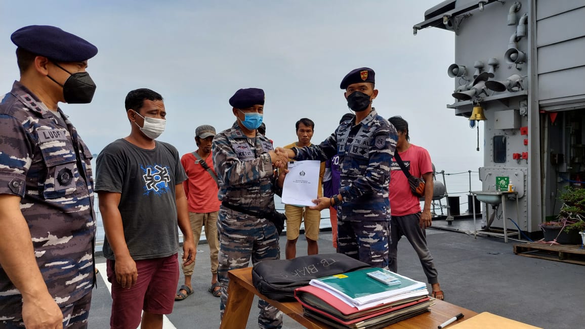 TNI AL Tangkap Kapal Muatan Nikel Illegal di Teluk Lasolo Sulawesi Tenggara