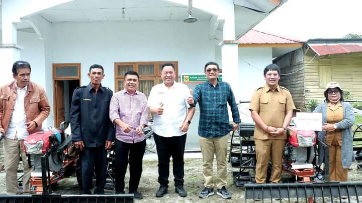 Anggota DPR Djarot Syaiful Hidayat dan Bupati Eddy Berutu Serahkan Bantuan dari Kementerian Pertania