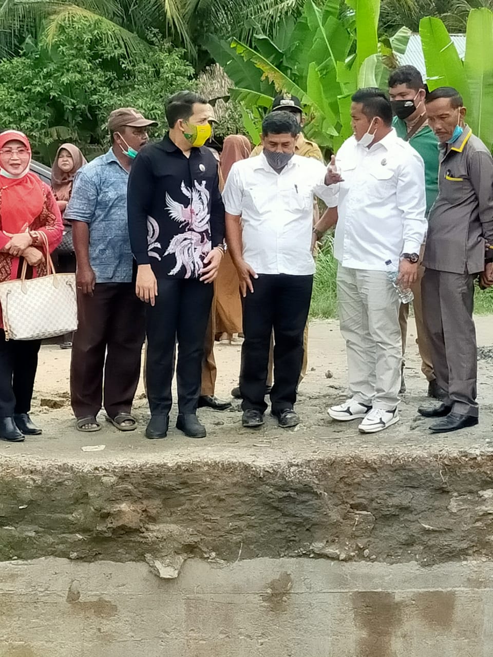 Ketua DPRD dr Riski Ramadhan bersama Komisi D Tinjau Dua Jembatan di Kecamatan Perbaungan Ambruk