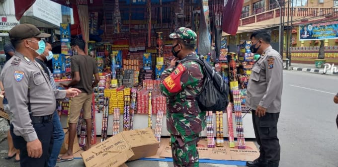 Polsek Medan Baru Bersama Tim Gabungan Tertibkan Pedagang Mercon 