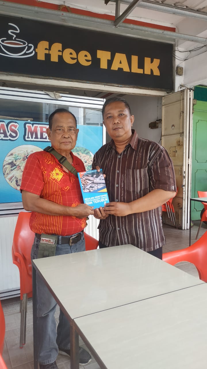 Buku Karya Putra Labuhanbatu Regulasi Ikan Terubuk Diserahkan Ke Tokoh Formadep