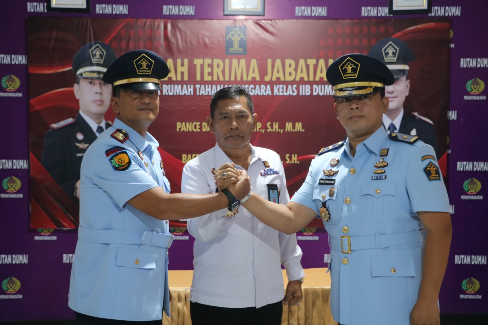 Pance Daniel Serah Terimakan Jabatan Kepala Rutan Dumai Kepada Bastian Manalu
