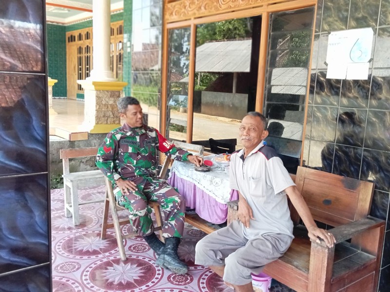 Anjangsana Penuh Keakraban, Babinsa Koramil 21/Bulukerto Pererat Silaturahmi dengan Tokoh Masyarakat Desa Tanjung