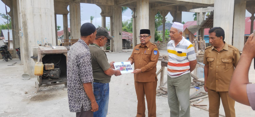 Pj Walikota Langsa Serahkan Bantuan Pembangunan Masjid Baitul Huda