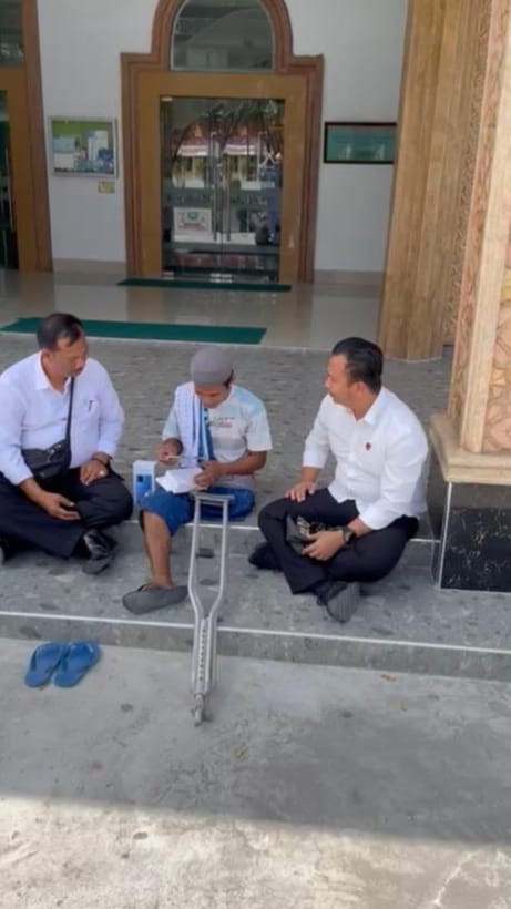 Satreskrim Polres Dumai Salurkan Bantuan ke Penjual Es Tebu Cacat Fisik