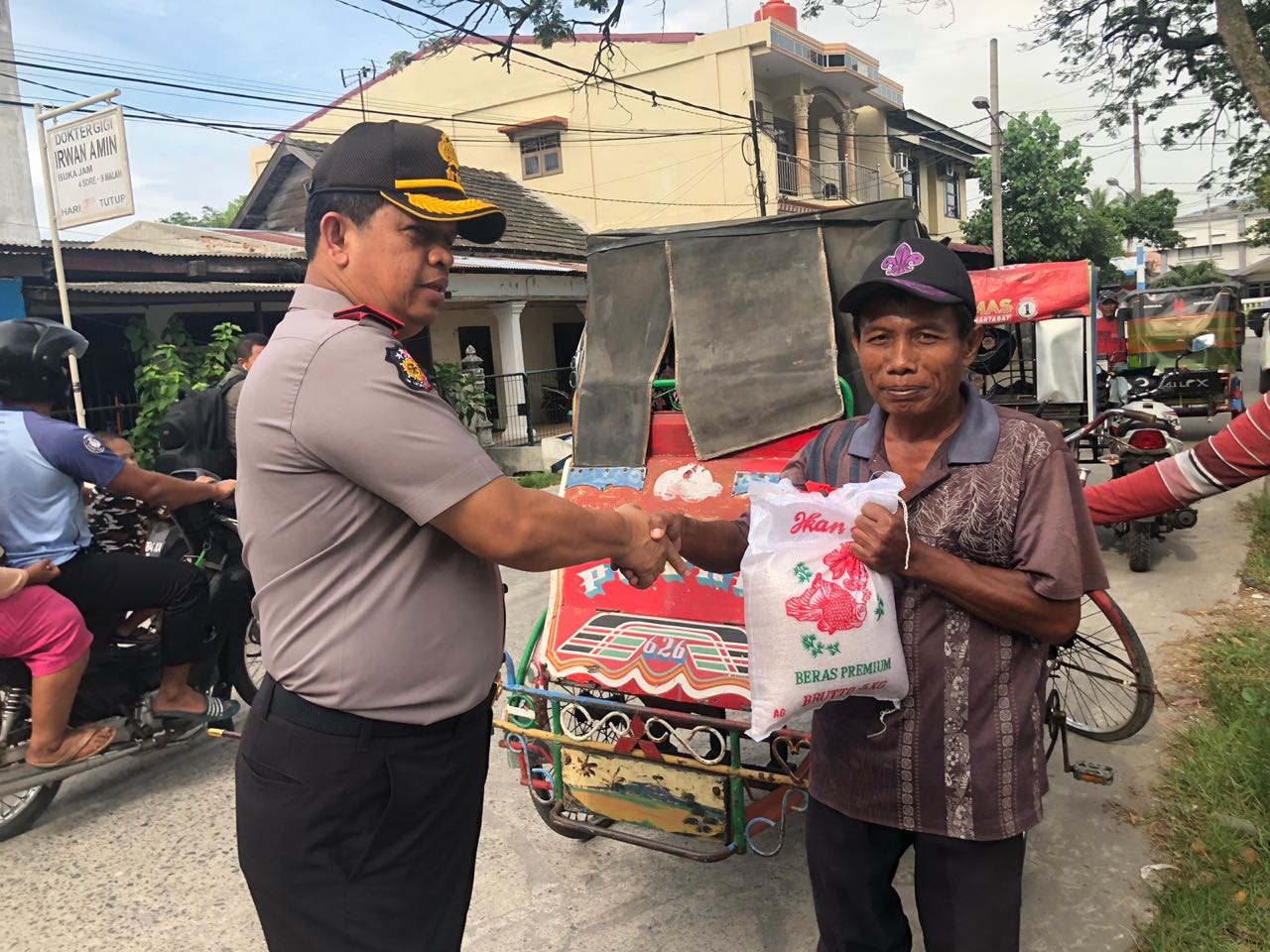 Kegiatan Jumat Berkah, Kapolres Pelabuhan Belawan Berbagi Rezeki