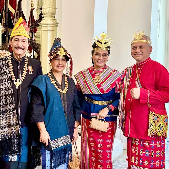 Menko Luhut Kenakan Pakaian Adat Pakpak, Dairi sangat Bangga