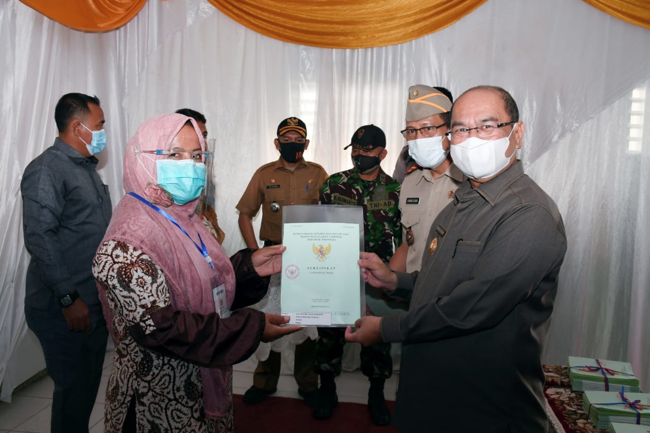 Serah-Terima Sertifikat Tanah, Pjs. Bupati: Semoga dapat Mengatasi Konflik Agraria