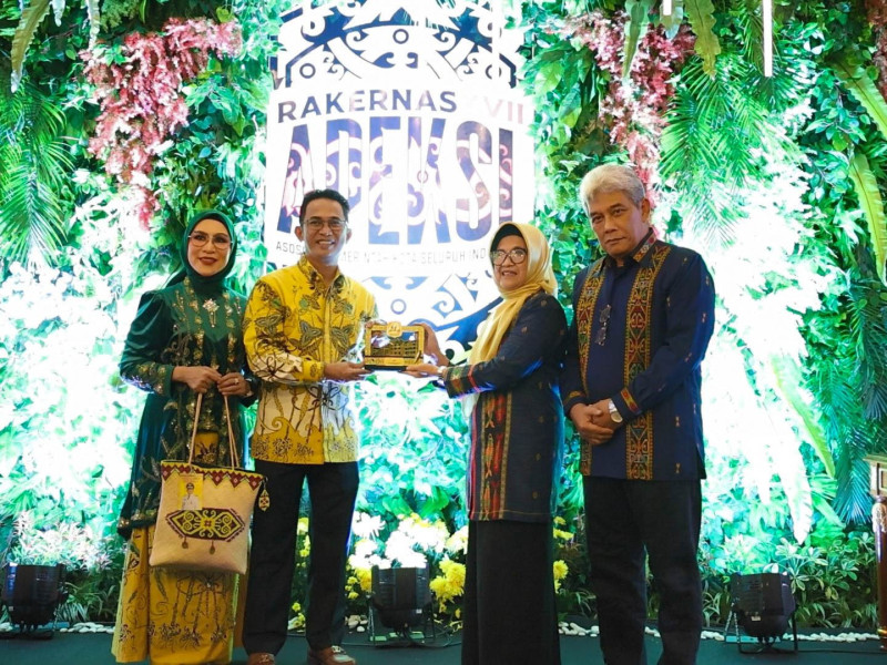 Hadiri Rakernas XVII APEKSI, Wali Kota Siantar Berikan Miniatur Becak Birmingham Small Arms (BSA)