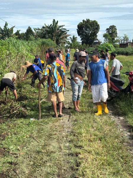 Bersama Warga, FTI KSPESI 1973 Dan PKN Binjai Gotong Royong Bersihkan Makam Di Banjaran Mencirim