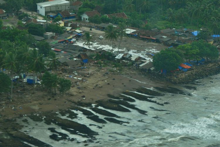 Tim Polri Temukan  28 Korban di Tengah Laut, 1 Terdampar di Pulau Gunung Anak Krakatau