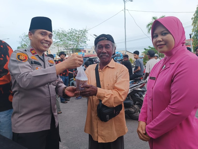 Polsek Dumai Kota Mengelar Pembagian Takjil Kepada Pengguna Jalan