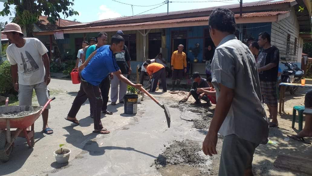 Warga lingkungan Batusangkar Rantau Selatan bergotong royong menimbun jalan berlobang