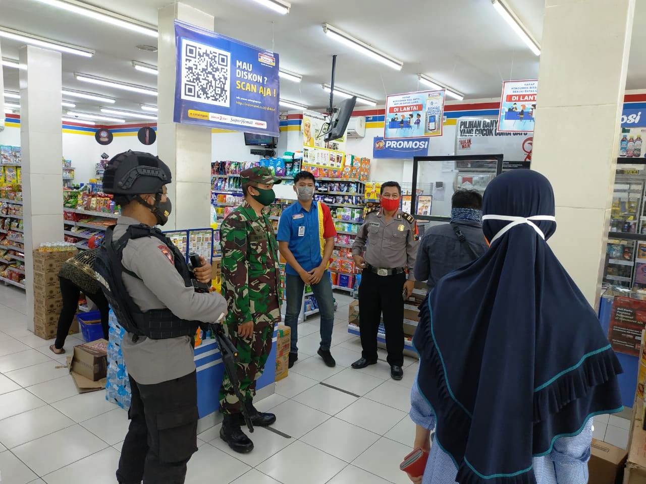 TNI-Polri Lakukan Patroli Sekaligus Tertibkan Warga Yang Membandel