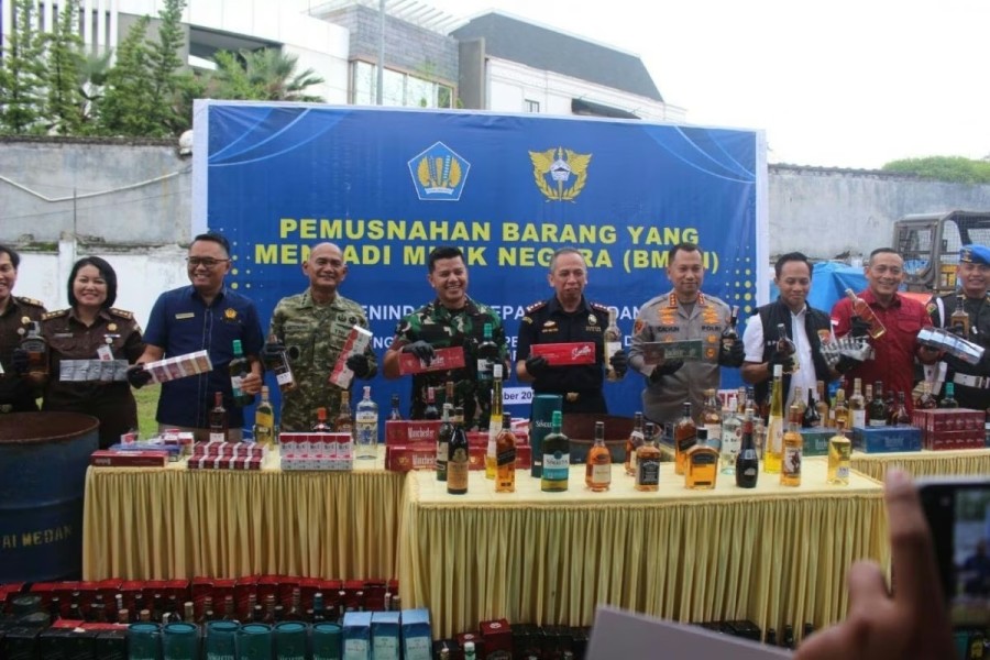Bea Cukai Medan memusnahkan Barang Kena Cukai (BKC) ilegal senilai Rp 1,9 miliar