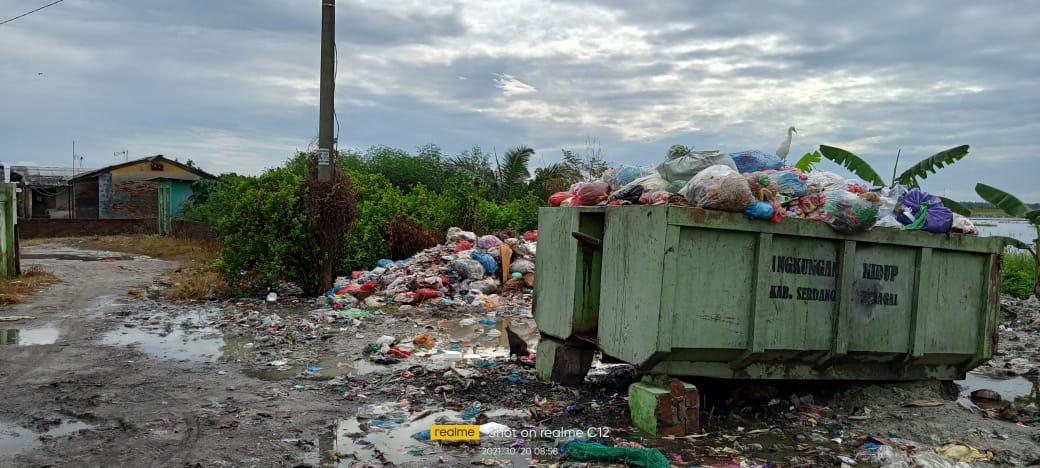 Sampah Tebarkan Aroma Busuk di Pasar Pagi Pekan Sialang Buah Resahkan Warga  Sekitar 