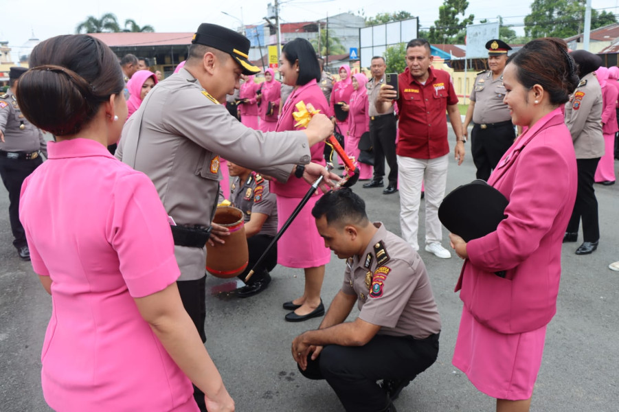 Kapolresta Deli Serdang Pimpin Upacara Kenaikan Pangkat Personil Polresta Deli Serdang