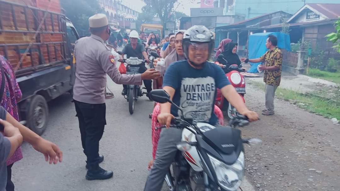 Bhabinkamtibmas Sidorejo Bripka Didik Irawan Bagikan Takjil Kepada Masyarakat dan Santuni Anak Yatim