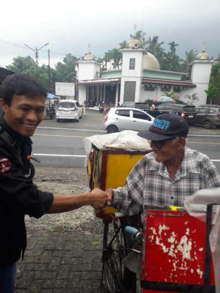 Syalut... PAC Grib Jaya Sibolangit Berbagi  Makan Siang dalam Jumat Berkah Ditengah Cuaca Ekstrim