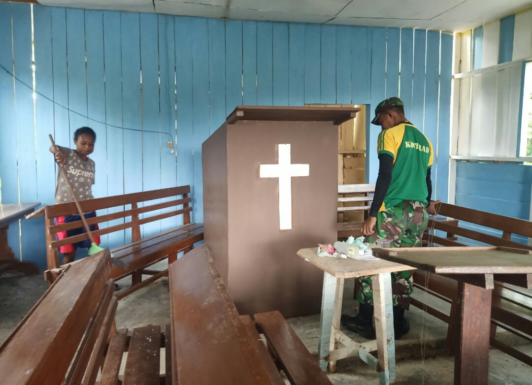 Bukti Kepedulian, Satgas Yonif MR 413 Kostrad Bantu Warga Perbaiki Gereja