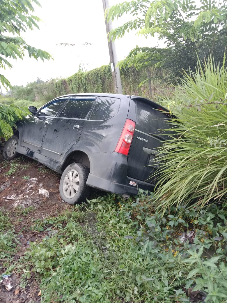 Diduga mengantuk, Mobil Toyota Avanza Masuk Parit, 1 Orang Luka